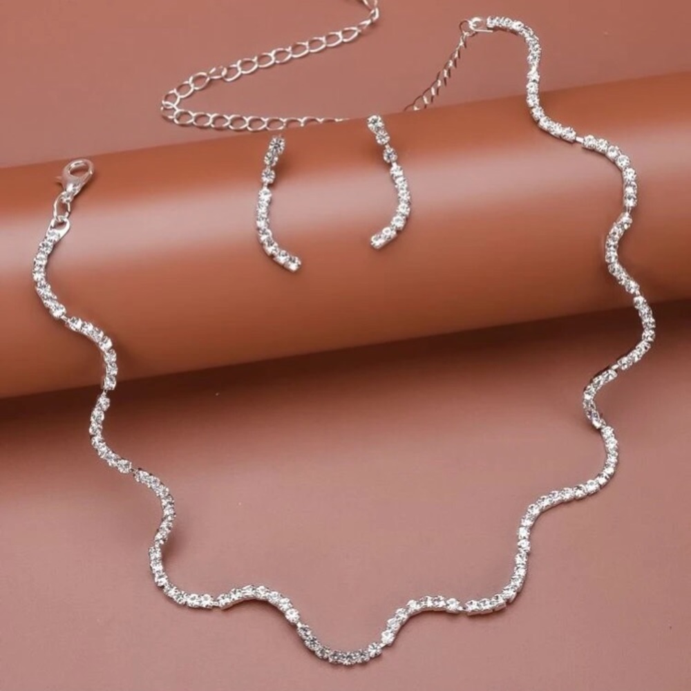 🎀 Stunning Rhinestone Earrings and Necklace set! - Picture 5 of 7